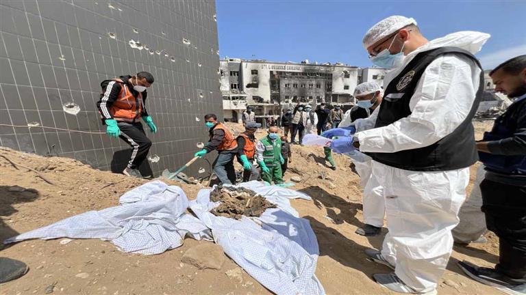 انتشال جثامين 30 شهيدا فلسطينيا قتلهم جيش الاحتلال في مجمع الشفاء بغزة