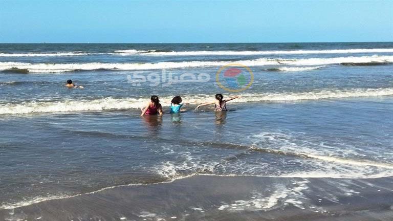 المصيف بدأ.. مواطنون يستمتعون بالأجواء الربيعية على شواطئ بورسعيد - فيديو وصور 