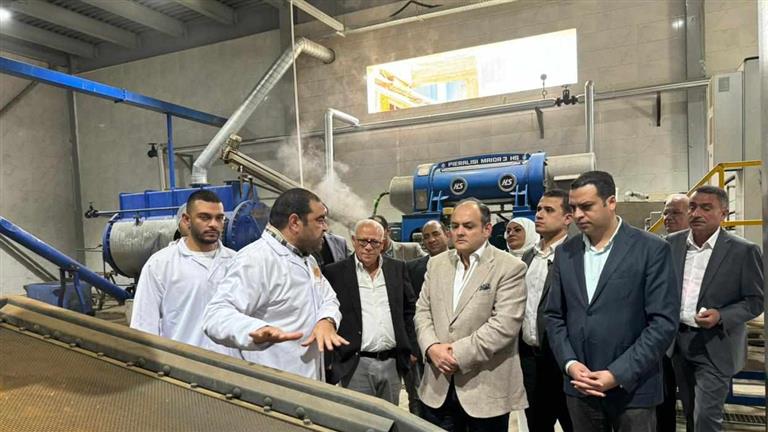 وزير التجارة يتفقد مصنع بورسعيد ستار لإنتاج الأسماك المدخنة