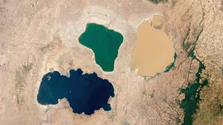 صورة غريبة لأثيوبيا من الفضاء.. 3 بحيرات متجاورة بألوان مختلفة