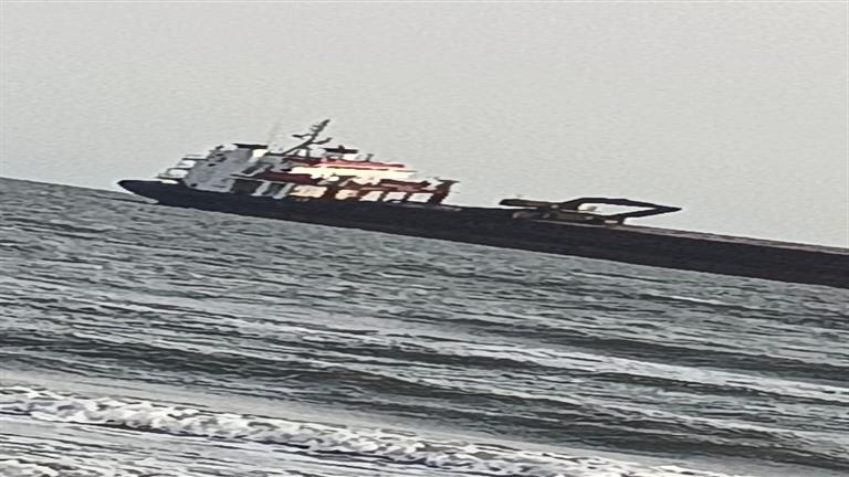 بالصور- تسرب مياه داخل إحدى السفن بغاطس البحر المتوسط في بورسعيد