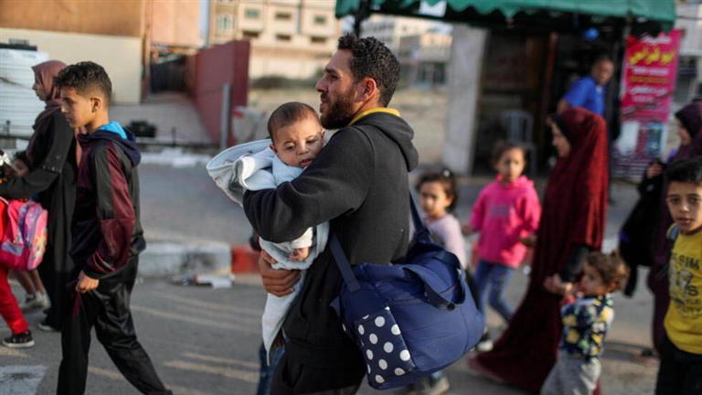عائلات فلسطينية تنزح من شمال غزة وسط تهديدات الاحتلال باستهداف منازلهم