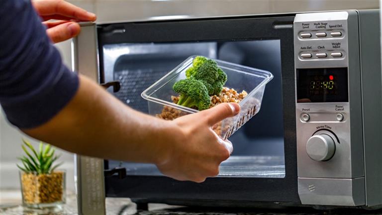 دراسة: تكشف سموم خفية في مطبخك وحاويات الأطعمة البلاستيكية تُهدد صحتك