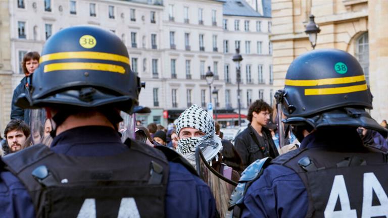 طلاب يحتلون مبنى جامعة فرنسية في باريس خلال احتجاج ضد حرب غزة