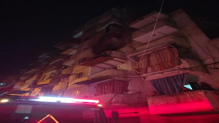 إخماد حريق نشب داخل مخزنين بمحل عطارة في شارع المعز