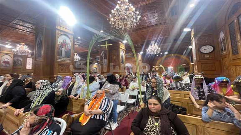 بالصور- يحملون الصليب والسنبلة وقلب الورود.. أقباط بورسعيد يحتفلون بأحد السعف