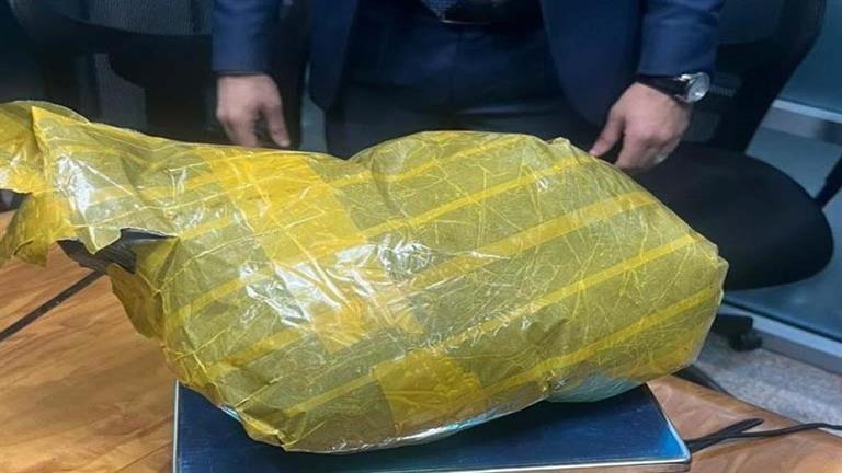 ضبط راكبة بمطار القاهرة بحوزتها 3 كيلوجرامات لمخدر الكوكايين