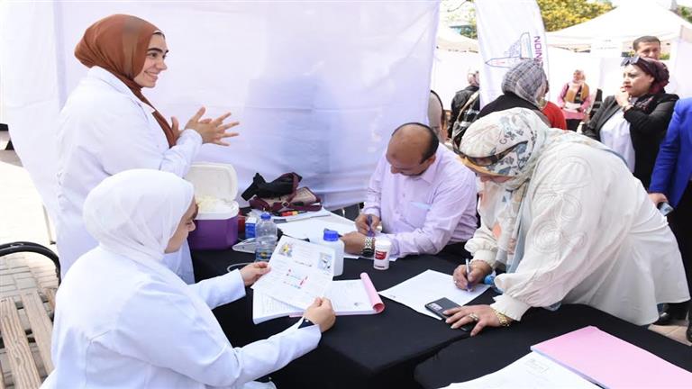 "صحتك تهمنا" حملة توعية بحرم جامعة عين شمس تقدم كشفا بعدد من التخصصات الطبية