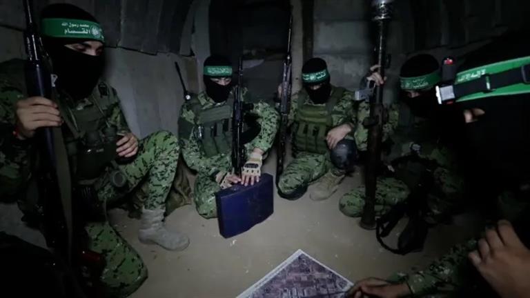 الجزيرة تنشر مشاهد لعناصر من كتائب القسام بأحد الأنفاق في غزة
