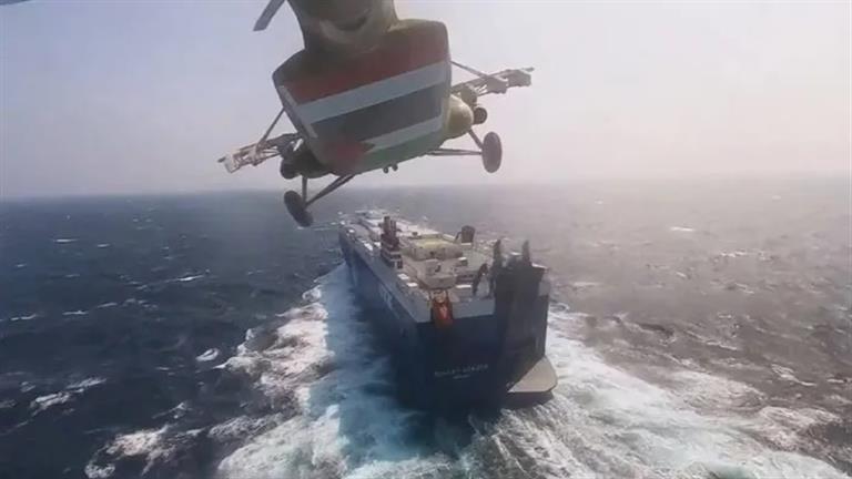 طاقم السفينة "فيربينا" يغادرها بعد تعرضها لهجوم الحوثيين