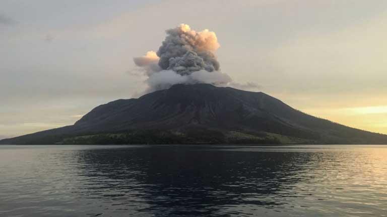 ثوران بركان جبل روانج..إندونيسيا تصدر أوامرًا بإخلاء السكان