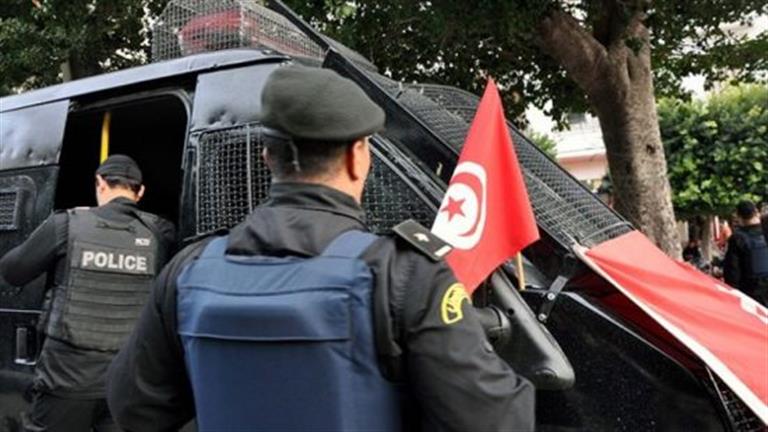 الأمن التونسي يخلي بالقوة مبنى سكني من مئات المهاجرين