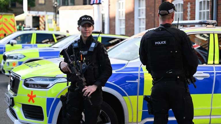 لندن: اعتقال رجل يحمل سيفًا في لندن بعدما طعن أفراد شرطة