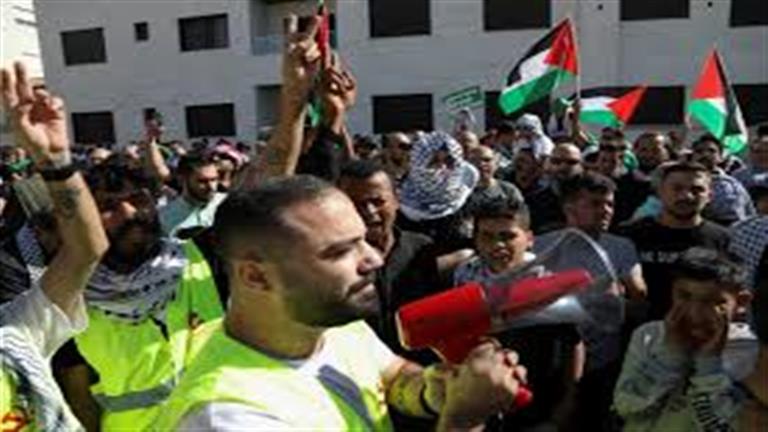 طلبة فلسطينيون يحتجون على زيارة دبلوماسيين أوروبيين لمتحف بالضفة الغربية