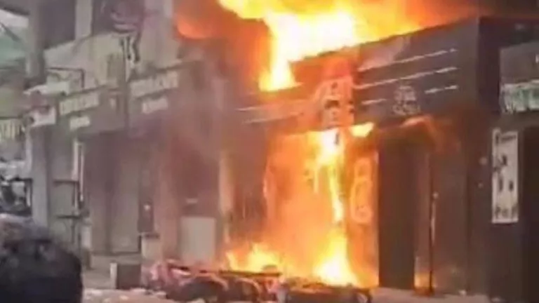 الأنبوية انفجرت.. 8 مصابين في حريق مطعم شهير بالمحلة