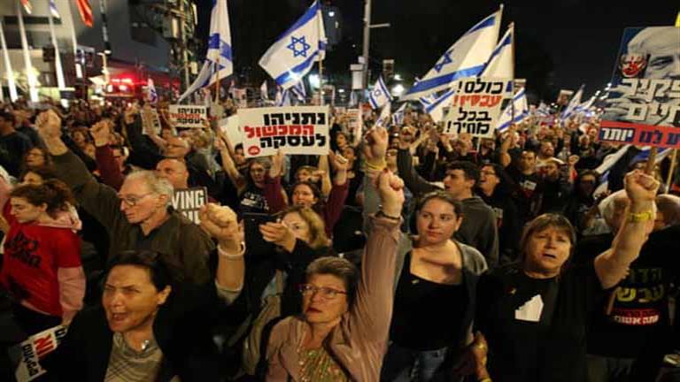 متظاهرون يحتجون أمام وزارة الدفاع الإسرائيلية للمطالبة بصفقة