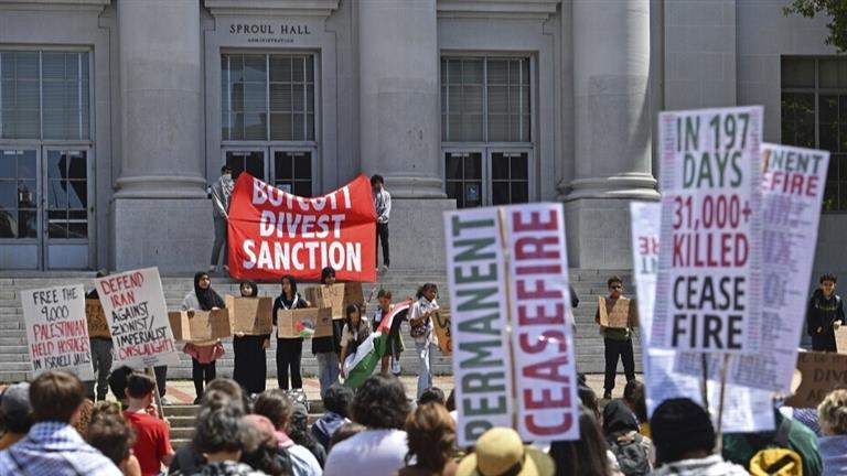 نيويورك تايمز: متظاهرون مناهضون هاجموا المؤيدين لفلسطين بجامعة كاليفورنيا