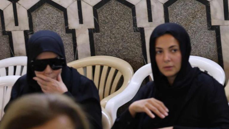 ميرفت أمين ودنيا سمير غانم يشاركان في تشييع جنازة والدة يسرا اللوزي (صورة)