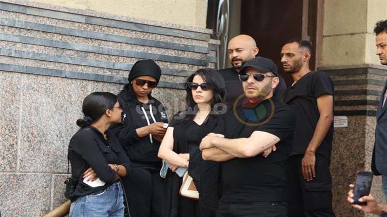 En images – Iyad Nassar participe aux funérailles de la mère de Yusra Al-Lawzi