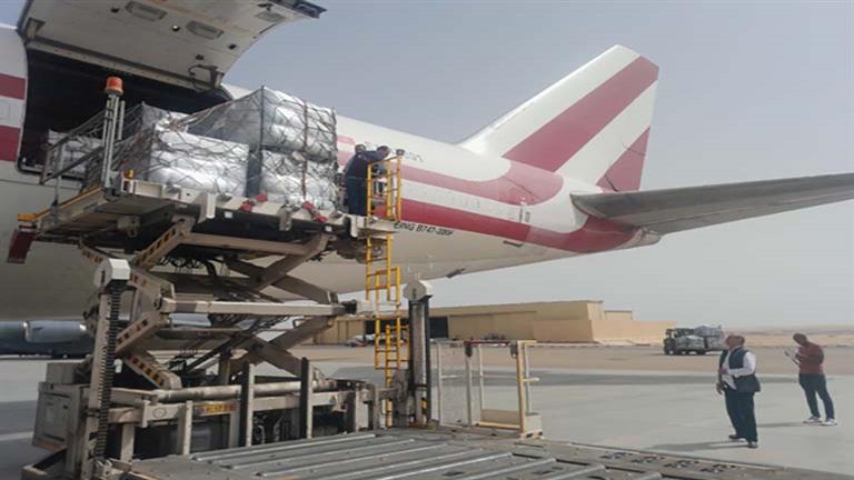 مرحلة أولى.. مطار العريش يستقبل أول طائرة مساعدات مصرية لأهالي غزة - صور 