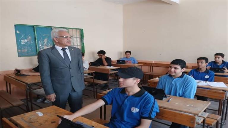 طلاب الصف الأول الثانوي بالقاهرة يؤدون امتحان الرياضيات - صور