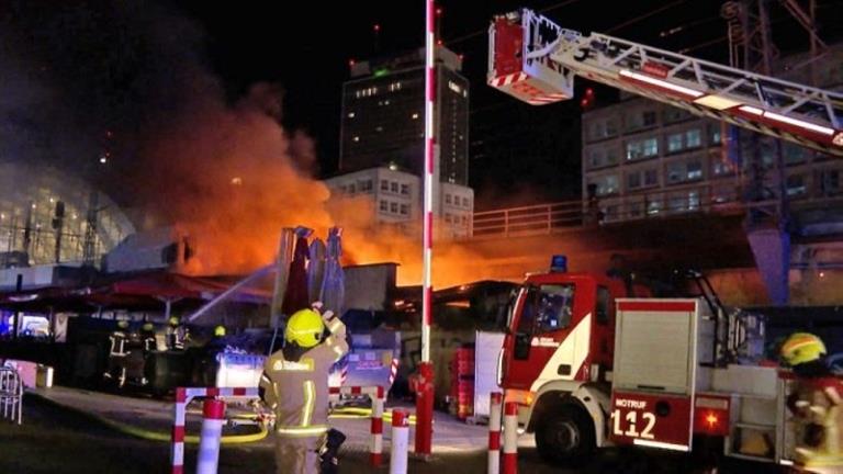 توقف مؤقت لحركة السكة الحديد بسبب حريق في ميدان شهير بألمانيا