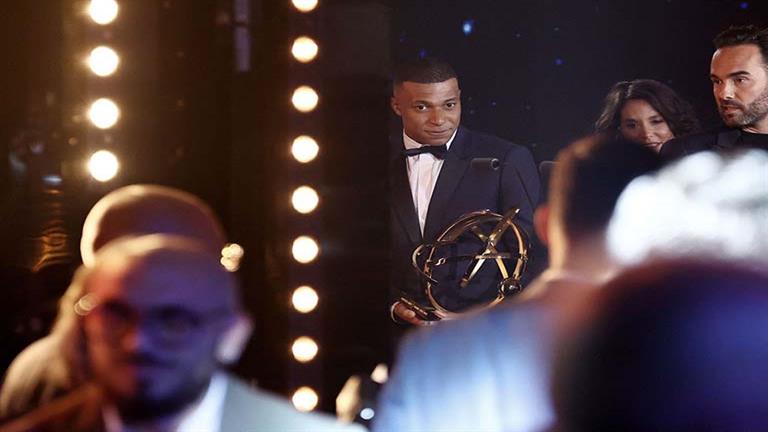 بعد إعلان رحيله.. مبابي يحصد جائزة أفضل لاعب في فرنسا (صور)
