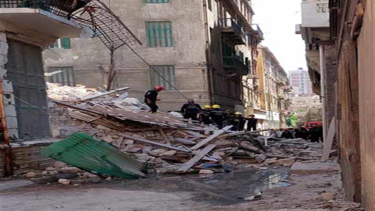 انهيار عقار من 3 طوابق فى الإسكندرية.. والحماية المدنية تبحث عن ضحايا تحت الأنقاض- صور