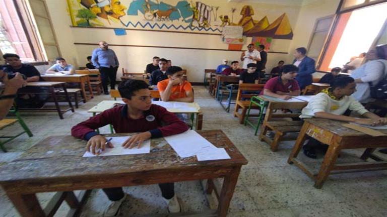 بنظام "البابل شيت".. 13 ألف طالب يؤدون امتحانات الشهادة الإعدادية في بورسعيد - صور