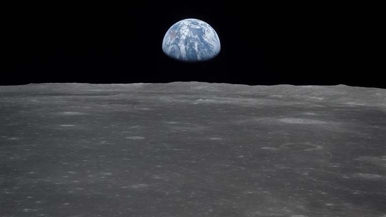 شاهد.. صورة ساحرة لكوكب الأرض من على سطح القمر  