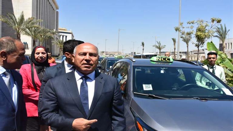 صور.. وزير النقل يقود أول تاكسي كهربائي في العاصمة الإدارية 