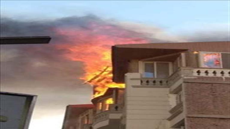 حريق يلتهم 3 وحدات سكنية داخل عقار في السويس - صور