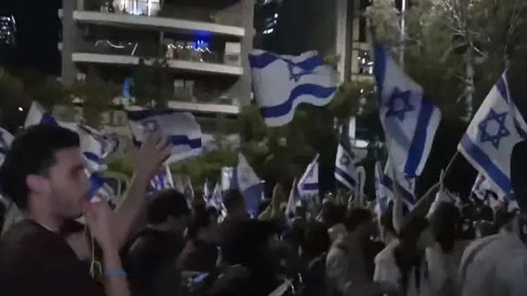 عشرات المتظاهرين في تل أبيب يطالبون إقالة وزير الدفاع الإسرائيلي