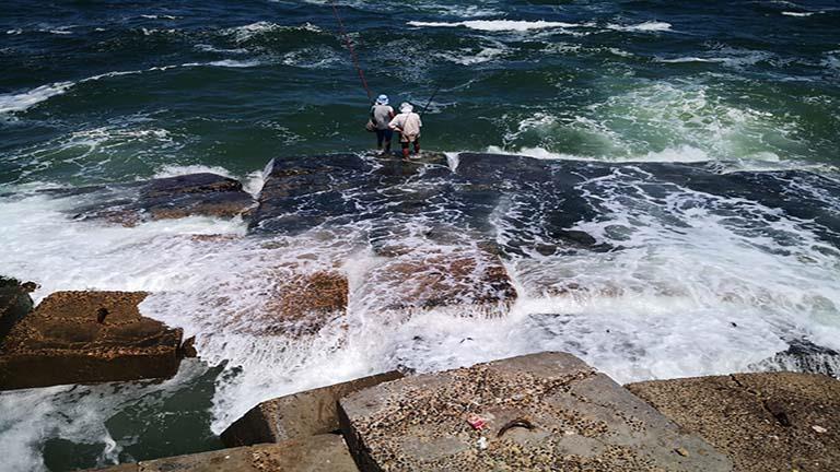 أمواج البحر تُلقي جثة مجهولة على شاطئ الإسكندرية