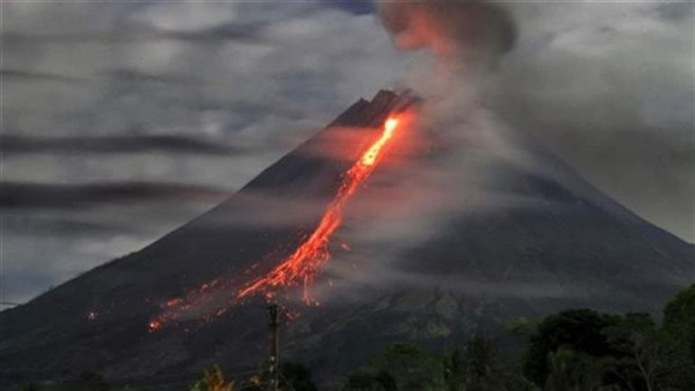 إجلاء مئات الأشخاص بالقرب من بركان "إيبو" في إندونيسيا