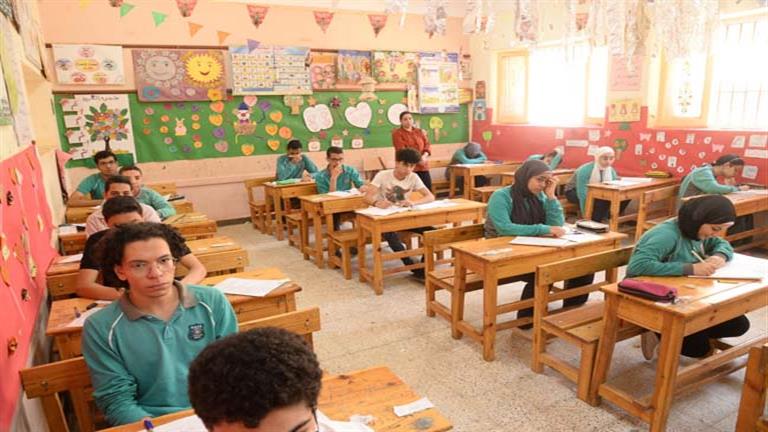 بالصور- محافظ أسيوط يتفقد لجان امتحانات الشهادة الإعدادية للفصل الدراسي الثاني- فيديو وصور