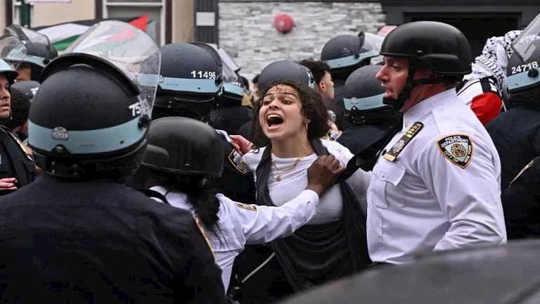 لدعم فلسطين.. الشرطة الأمريكية تقتحم حرم جامعة كولومبيا وتعتقل عشرات الطلاب