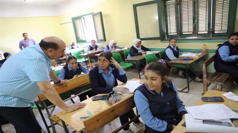 بالصور.. محافظ أسوان يتفقد لجان امتحانات الشهادة الإعدادية