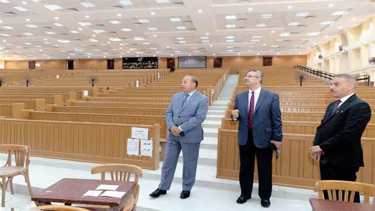 بالصور.. رئيس جامعة المنصورة يتفقد أعمال تجديد مدرجات كلية الحقوق