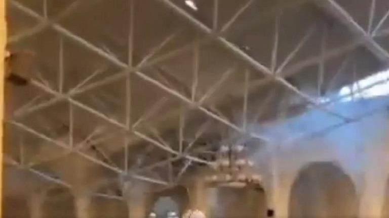 لحظة انهيار سقف مسجد بالسعودية بسبب الأمطار الغزيرة (فيديو)