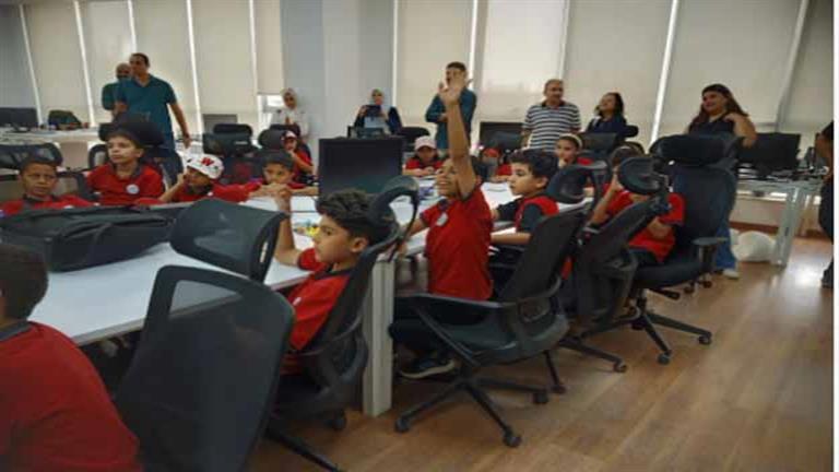 المدارس المصرية اليابانية تنفذ محاضرات للطلاب لشرح البرمجة وتشغيل الكمبيوتر- صور
