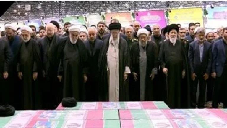 خامنئي يؤم صلاة الجنازة على الرئيس الإيراني ومرافقيه (فيديو)