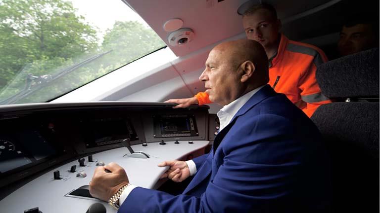 10 صور.. كامل الوزير يجري اختبار القيادة لأول قطار كهربائي سريع "فيلارو"