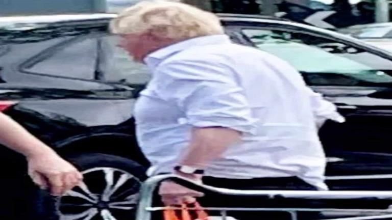 واقعة نادرة.. رئيس الوزراء البريطاني السابق يتسوق من متجر شعبي ويستقل سيارة نقل عام