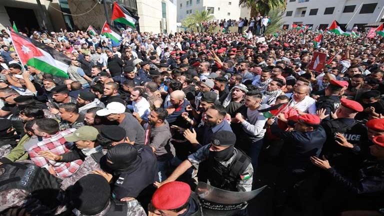 مئات الأردنيين يتظاهرون تضامنا مع غزة