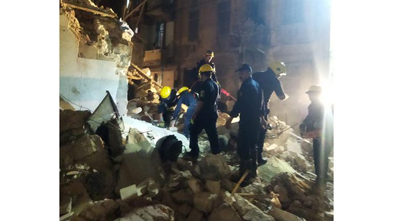 انهيار منزل قديم في الإسكندرية.. والحماية المدنية تبحث عن ضحايا (صور)