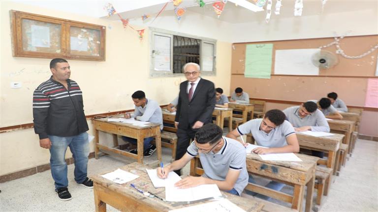 وزير التعليم يتفقد امتحانات الدبلومات الفنية.. ويصدر توجيهات بشأن الاختبارات - صور