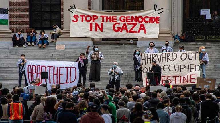 انسحاب طلاب جامعة هارفارد من حفل التخرج احتجاجًا على حجب شهادات الداعمين لفلسطين (فيديو)