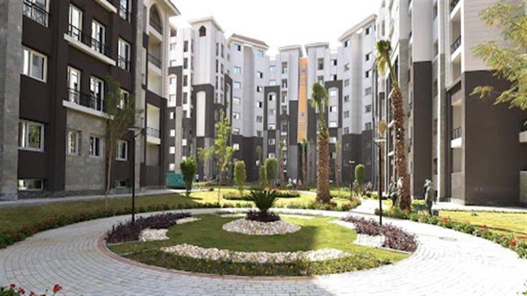 مسئولو الإسكان يتابعون سير العمل بمشروعات المرافق والطرق بتوسعات مدينة الشيخ زايد