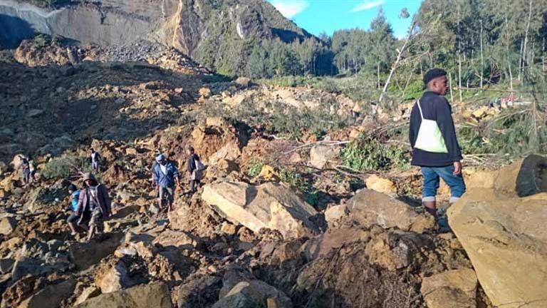 احتمالات بارتفاع حصيلة قتلى الانزلاق الأرضي في بابوا غينيا الجديدة إلى أكثر من 670 قتيلًا